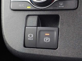 「HOLD」スイッチを押し、システムONの状態にしておくことで、渋滞や信号待ちなどでブレーキを踏んで停車した時にブレーキを保持。アクセルを踏むと解除されます。