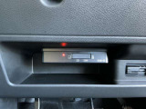ドライブレコーダーのユニットはステアリング下方に設置されています
