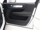 運転席ドアの全景です。キャビンを彩るすべてのものに、機能を形にした美しさが備わっています。