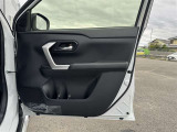 運転席ドアの内張です!使用感が少なくきれいな状態です!ドリンクホルダーや収納も備わっています!