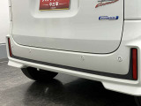 【後退時ブレーキサポート】リヤバンパーに4つの超音波センサーを内蔵し、車両後方にある障害物を検知。透明なガラスなども検知でき、コンビニの駐車場などでの衝突回避をサポートします。