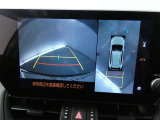 【全周囲モニター】車を上空から見下ろしたような映像をカーナビ画面に映し出し、車庫入れや縦列駐車をサポートしてくれます。