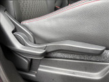 運転する人の体格に合わせてシートの角度や高さを細かく調節することができます。