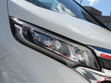 ■LEDヘッドライト■消費電力は少なく、しっかり明るいLEDヘッドライトです!電球タイプ、ハロゲンのライトよりも長く使えるのが特徴です。従来のオレンジ色に近い光ではなく白く明るく照らします