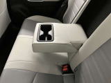 便利なカップホルダーを装備しています。缶ジュースを開けて運転していると振動で倒れないかヒヤヒヤ、意外と置き場に困るもの。 意外に重要な装備ですね。