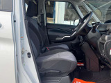 運転席が上下するシートリフター付です。