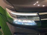 対象物が見やすく白く明るい光で夜間走行をサポートするLEDヘッドランプを搭載