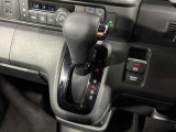 インパネシフトだから視線の移動も少なく足元もスッキリ♪運転席もゆったりしているのでゆとりを持ってドライブできますね!