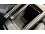 ドアハンドルには握りやすいグリップ形状が採用されています。万一の事故の際など、車内に残された乗員を救出する為、外部からドアを開けやすいようになっています。