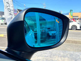 斜め後方から近づく車両もBSMが検知して安心運転。ブルーミラーにもなっています。