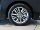 純正のアルミホイール装着車です。タイヤサイズは225/60R18です。