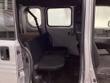 ワンアクションでダイブダウンできるリヤシートは簡単に荷室を広げることができます