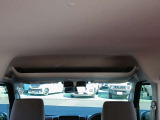 運転席/助手席の上部にはオーバーヘッドシェルフが装備されてるので小物を収納できます☆