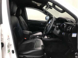 高いホールド性で運転姿勢が安定します。長距離ドライブでも疲れにくいのが魅力です。快適なドライビングライフをお送りください♪