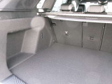 トランクは広く設計され、開口部も大きく荷物の積み下ろしがしやすい構造。フラットな床面でスーツケースや大型荷物も安定して収納でき、日常使いにも便利なスペースです。