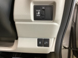 パワースライドドアの開閉はスマートキーのリモコンやドアノブは勿論、運転席側のスイッチ操作でも開閉ができ、安全・簡単です。