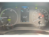 スタイリッシュなデザインのインパネ。各操作スイッチは使いやすい位置に配置されてます。