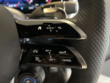 ステアリングボタンは、使いやすいデザインでございます。ステアリング付近のレバーや、ステアリングボタンで追従機能の操作も可能でございます。