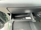 グローブボックスの他にも収納をご用意してます。車内をスッキリ見せることができます。