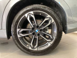 BMWの純正アロイホイールは軽量かつ強度にも優れているホイールで走行性能を引き上げる設計になっております。足元にもBMWは妥協がなくこだわっている個所になります。