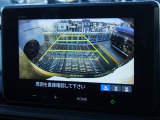 ★バックモニター搭載★ バック時目視しにくいクルマの周囲をカメラで映し出し、安全・安心駐車をサポート♪バックの苦手な方も後ろがハッキリ見えるので安心です☆