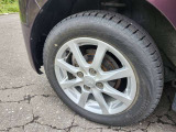アルミホイール装着。タイヤはブリヂストン ブリザックVRX2(155/65R14)のスタッドレスです