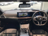 BMWカーブド・ディスプレイが中心の次世代コックピット。スイッチ類を減らし、直感的な操作とクリーンなデザインを実現しています。