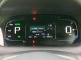 速度やシフト位置、燃料残量などの情報がまとまり、運転中も確認しやすい表示です。必要な情報をひと目で把握しやすく、日々の移動を安心してサポートします。