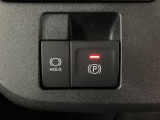 指先だけで簡単に操作が可能な電動パーキングを採用!ホールドスイッチを押すと信号待ちや渋滞時にブレーキペダルから足を離してもブレーキを保持!