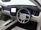 インストルメントパネルは僅かに運転席側へと傾けられているほか、余計なスイッチ類を可能な限り排し、運転に集中しやすい環境を造り出しています。