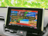 停車中にテレビ番組の映像を楽しめる画面を備えています。色鮮やかな表示で番組内容を確認しやすく、休憩時間などに車内で過ごすひとときを彩ります。