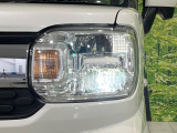 【LEDヘッドライト】悪天候や夜間走行時も良好な視界を確保し安心して運転できる高輝度LEDヘッドライトを装備!点灯速度が早く、消費電力も抑えられています。