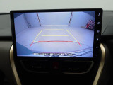 後退時に車両の後ろ側をモニター画面に表示します。車庫入れなどでバックする際に後方確認ができて便利です。車庫入れが苦手な人もこれで安心。