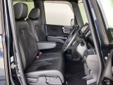 フロントシートはベンチシートです。ベンチシ―トは運転席と助手席の移動もスムーズ!狭い駐車場での乗り降りに便利です。シートの間にコンソールボックスやドリンクホルダーがないため、車内空間も広く感じます