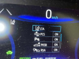 レーンディパーチャーアラートとは車線または走路からの逸脱の可能性を警告すると共に、車線または走路からの逸脱を避けるためのハンドル操作の一部を支援する機能です。詳細は販売店スタッフまでおたずねください。