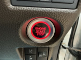 【ENGINE START/STOP】スマートキーをポケットやバッグに入れたままで、キーを差し込むことなくボタンを押すだけでエンジンが始動します。