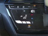 【オートエアコン】一度お好みの温度に設定すれば、車内の温度を検知し風量や温度を自動で調整。暑い&hellip;寒い&hellip;と何度もスイッチ操作をする必要はありません。快適な車内空間には必須の機能ですね♪