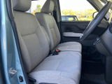 明るいグレー系のシートが並ぶ前席は、座面と背もたれにゆとりを感じる設計。運転席からの見通しも取りやすく、毎日の移動を快適に過ごせる室内空間です。