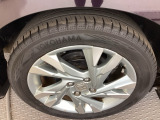 純正アルミホイールです。足元が引き立つので、車全体のイメージがアップしますよ!