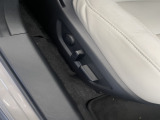 運転席パワーシート搭載!メモリー機能付きなので運転手に合わせて設定できます!