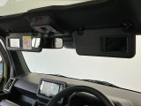 【サンバイザー】車内で身だしなみを整えるためのバニティミラーがセット。お化粧直しや髪型のチェックに活用できます。