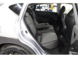 広さ十分のクロストレックの後席です。車高が高いので乗り降りが楽です。乗り込むというよりは座るという感じになりますので、ご年配の方にもやさしクロストレックの後席です。