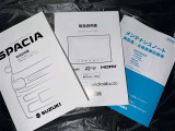 メンテナンスノート、取扱説明書です。 その車の整備記録が事細やかに記録されています。 車が生まれてから今までどのような道を歩んできたのか判るとても重要な物ですよ。