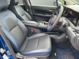 運転席には、シートリフターが付いております☆ 前後のスライドに加えシートの高さも変更出来ますので小柄な女性の方でも運転し易いポジションを取れます♪