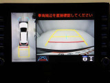 パノラミックビューモニターを装備。駐車場や交差点でクルマを真上から見るように周囲を確認できます。機能の詳細は販売店スタッフまでおたずねください。
