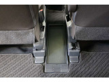 運転席と助手席間にはフロアトレイが備わっています。鞄などを置くのにちょうど良く、雨の日に濡れたカバンでもサッと置けます。
