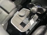 BMWの高性能オートマチックは、ATセレクトレバーを左側に倒すことで、通常の「D」から「S」(スポーツ)または「M」(マニュアル)へと切り替えが可能です。