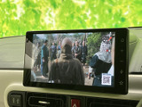 停車中にテレビ番組を視聴できる画面を備えています。休憩時間などに映像を楽しめるのがうれしいポイントで、画面上には番組内容も表示され、操作時に確認しやすい仕様です。