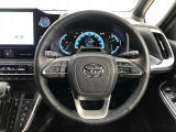シンプルながら機能性あふれる運転席廻りです。視界性もよく、運転しやすいですよ。