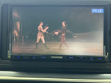 テレビ映像を表示できる画面を備えており、停車中の休憩時間などに番組を楽しめます。画面には時刻も表示され、車内で過ごすひとときに便利な装備です。視聴は安全のため停車中にご利用ください。